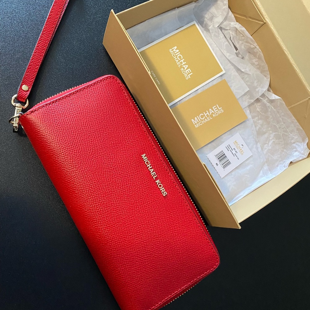 Michael Kors Jet Set Travel Large Saffiano Leather Quarter-Zip Wallet